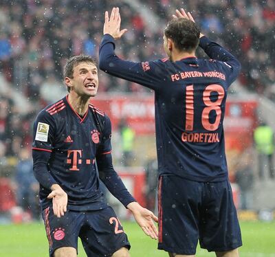 Thomas Müller celebrando su gol con Leon Goretzka.