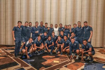 Juan Escobar fue recibido por sus nuevos compañeros en el Cruz Azul de México.