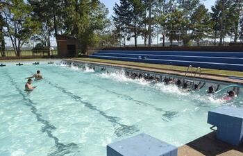 la-direccion-de-deportes-de-la-municipalidad-de-encarnacion-inscribe-para-la-practica-de-natacion-y-otros-deportes-a-ninos-y-jovenes-en-epoca-de-vacac-210047000000-1776437.jpg