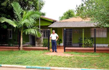 el-docente-y-concejal-departamental-de-caaguazu-hugo-ferreira-posa-frente-a-su-vivienda-dice-que-cuando-se-ausenta-de-clases-nombra-reemplazantes--201722000000-1768400.jpg