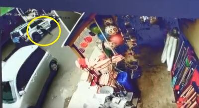 Una cámara de seguridad captó cómo el convicto se fugaba.