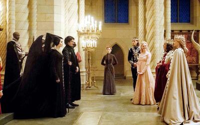 Los futuros consuegros se encuentran en palacio, en una escena de “Maléfica. Dueña del mal”, del director  Joachim Rønning.