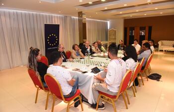 La reunión de los diplomáticos de la Unión Europea con representantes de la sociedad civil.
