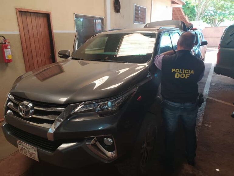 Camioneta blindada con chapa paraguaya que era usado por los propietarios del arsenal encontrado en Ponta Pora.