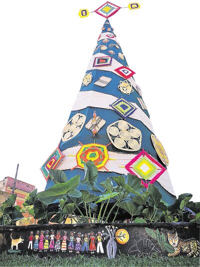 El “Árbol del Alma”, montado en el distrito de  Ybycuí,  fue ornamentado  utilizando productos autóctonos de nuestro país.