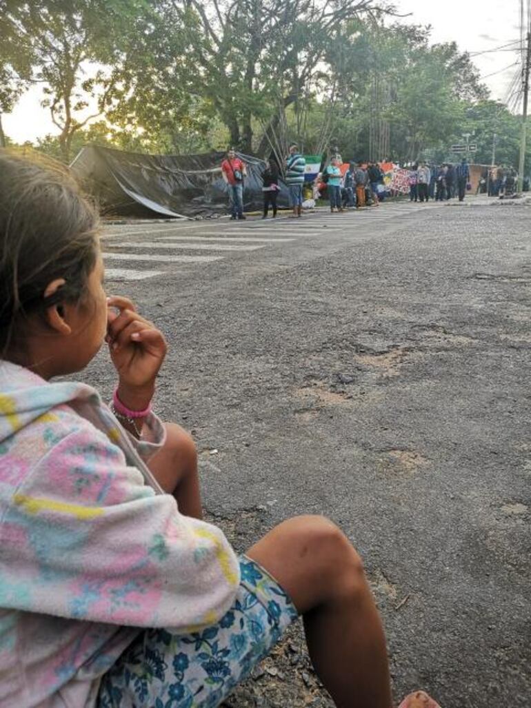 Una niña mira a los campesinos que acampan en la Plaza de Armas del microcentro de Asunción en la mañana de este miércoles. (Foto: Jeannette Cuevas, ABC TV). 
