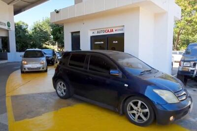 Los contribuyentes pueden acercarse en un vehículo y tapabocas puesto para revalidar sus registros de conducir.