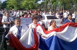 funcionarios-judiciales-marchan-en-protesta-por-la-imposicion-de-jornada-laboral-de-8-horas-en-el-poder-judicial-se-trabaja-solo-seis-horas--193039000000-1282280.jpg
