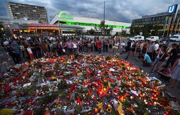 mientras-la-policia-alemana-continua-con-las-investigaciones-sobre-el-tiroteo-de-munich-miles-de-personas-se-acercaron-este-fin-de-semana-a-homenajea-231353000000-1482781.jpg