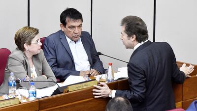 La senadora Desirée Masi (PDP), aparece junto a sus colegas Pedro Santa Cruz (PDP) y el colorado Luis Castiglioni (d) durante la sesión ordinaria de ayer. Tuvo entrada oficial la terna para la Corte.