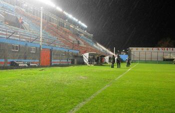 imagen-del-estadio-del-arsenal-de-sarandi-que-debia-alojar-el-partido-entre-el-cuadro-local-y-river-plate-que-quedo-suspendido-por-las-lluvias--05904000000-1132241.jpg