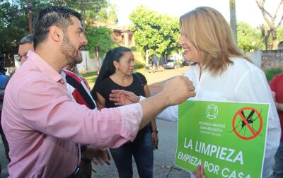 El intendente Óscar Rodríguez felicitó a la comisión vecinal del barrio Recoleta y esta a su vez lo recibió con sus vecinos organizados, con carteles y listos para ayudar a la limpieza de su barrio.