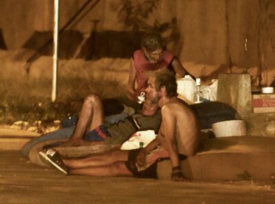 En inmediaciones del mercado, personas de la tercera edad en situación de calle se preparan para pernoctar. No existe protocolo para trabajar con ellos la prevención del covid-19.