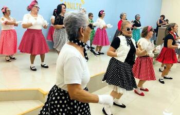 uno-de-los-shows-del-grupo-de-adultos-mayores-denominado-longevidad-saludable--194804000000-1829248.jpg