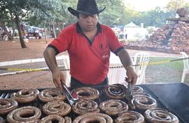 chorizo-sanjuanino-en-pleno-proceso-de-coccion-para-el-deleite-de-los-amantes-de-los-platos-tipicos--203827000000-1422379.jpg