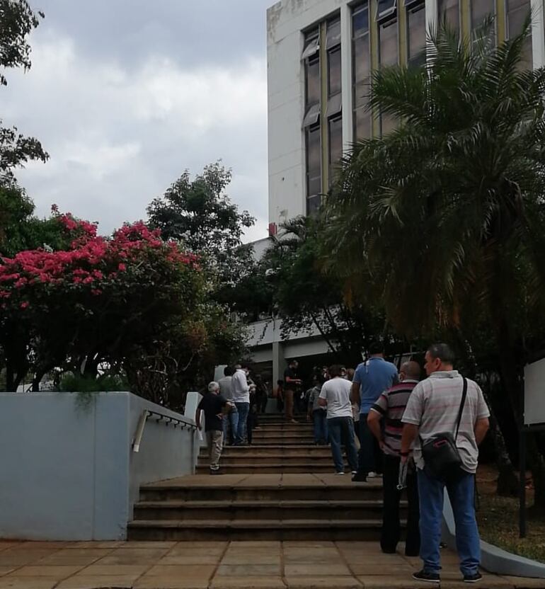 Cientos de personas forman fila en la Municipalidad de Asunción, sobre la avenida Mariscal López para renovar o perforar su registro de conducir. Las puertas abren a las 9, pero muchos llegan a la madrugada para asegurarse ser atendidos primero.