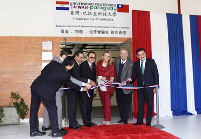 Autoridades locales junto al embajador de Taiwán, Diego L. Chou durante el acto inaugural de los laboratorios de la UPTP