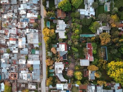 Vista aérea de la división entre el barrio San Isidro (d) y una villa de escasos recursos (i) en Buenos Aires (Argentina). En un escenario de polarización política, Argentina decide el próximo 27 de octubre entre el retorno del peronismo de la mano de Alberto Fernández o la reelección del presidente Mauricio Macri.