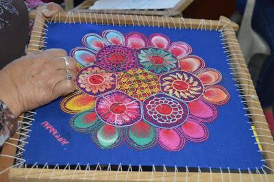 Las tejedoras de ñanduti transmiten su saber de generación en generación.