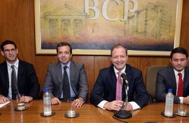 carlos-fernandez-valdovinos-titular-del-bcp-c-acompanado-por-el-equipo-tecnico-que-diseno-la-reglamentacion-de-empes-anuncio-ayer-la-normativa-p-215737000000-1059286.jpg