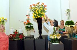 el-club-lucy-andress-inaugura-hoy-su-exposicion-de-arreglos-florales--205821000000-1388399.jpg