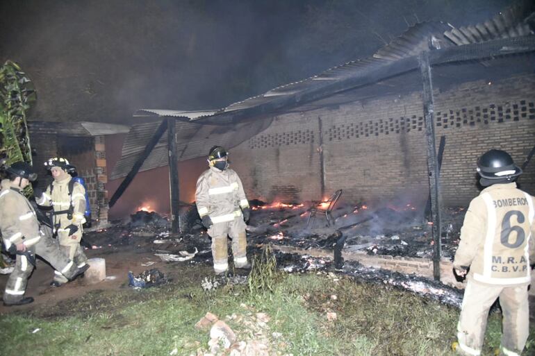 El incendio quemó por completo la vivienda.