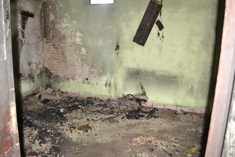 En estas condiciones quedó la habitación del personal policial. El fuego se habría originado un cortocircuito.