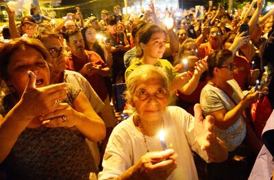 La explanada de la Basílica de la Virgen de Caacupé se veía repleto de devotos en la noche del sábado y la madrugada del domingo.