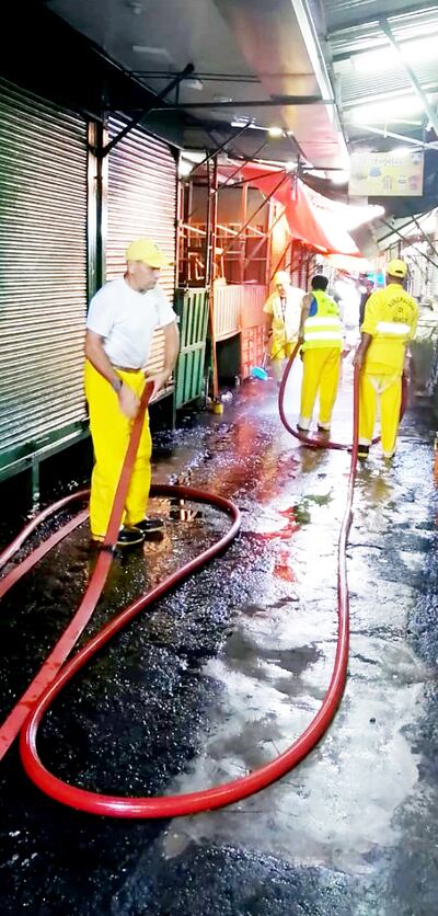 La tradicional manguereada  se realiza aprovechando el poco movimiento comercial en la zona.