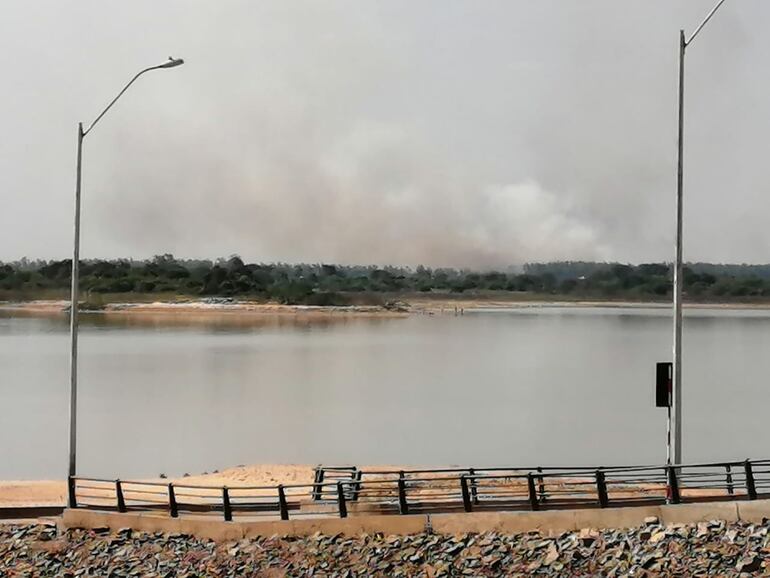 La humareda puede observarse desde la Costanera Norte.
