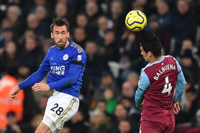 Balbuena despeja un balón ante la amenaza del defensor austriaco Christian Fuchs.