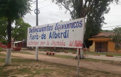 Un pasacalle colocado por algunos pobladores frente a la sede de la Municipalidad.