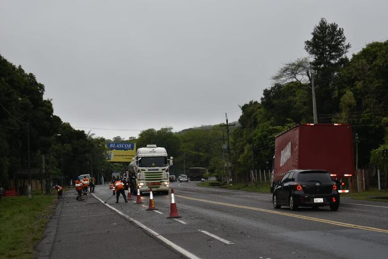 Vecinos y personal del MOPC están limpiando la zona para sacar el vidrio.