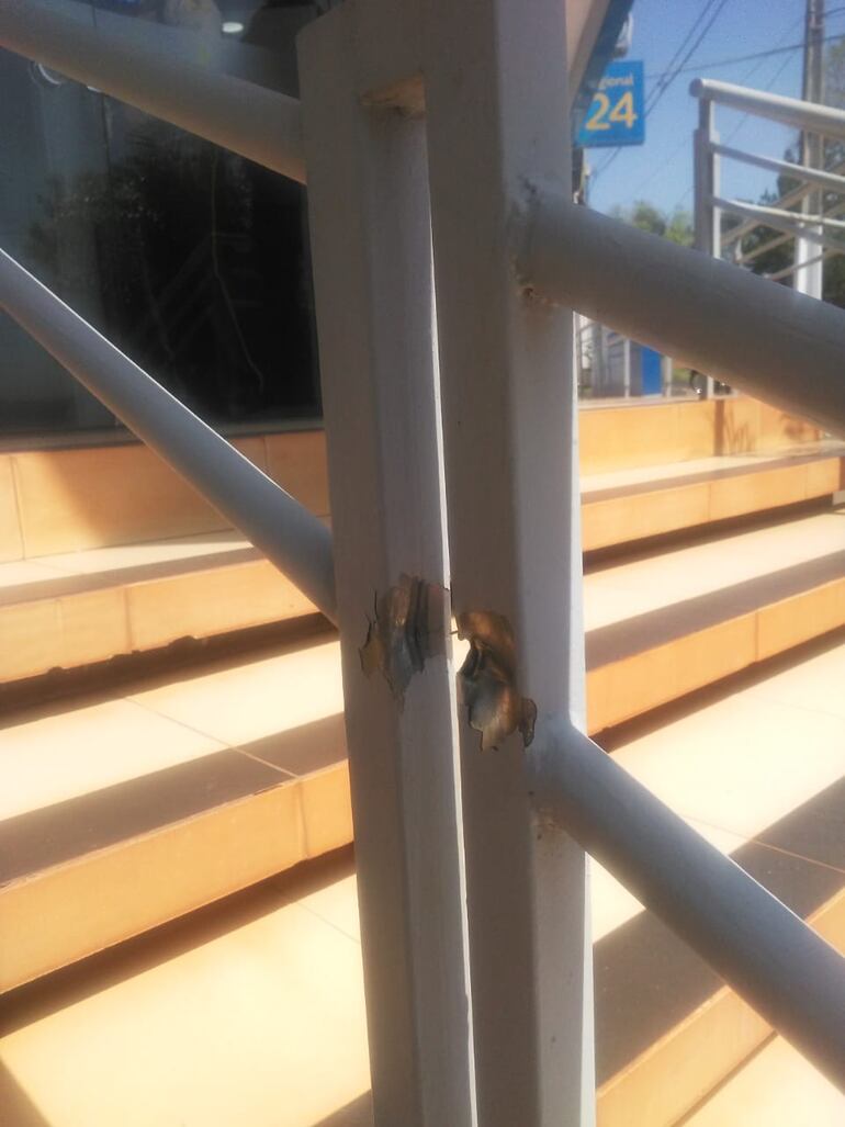 Uno de los delincuentes realizó un disparo e impactó por el pasamanos de la escalera.