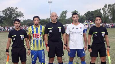 Enrique "Rambert" Vera, de 40 años (auriazul), es el capitán del 6 de Enero, que enfrentará mañana al Sportivo Peñón por un lugar en la final de la Liga Limpeña.