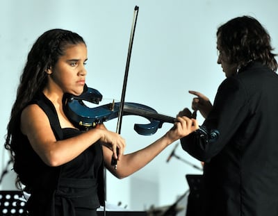 Lucrecia Taglioretti durante un concierto en 2012, junto a la Orquesta Filarmónica Mburukuja.