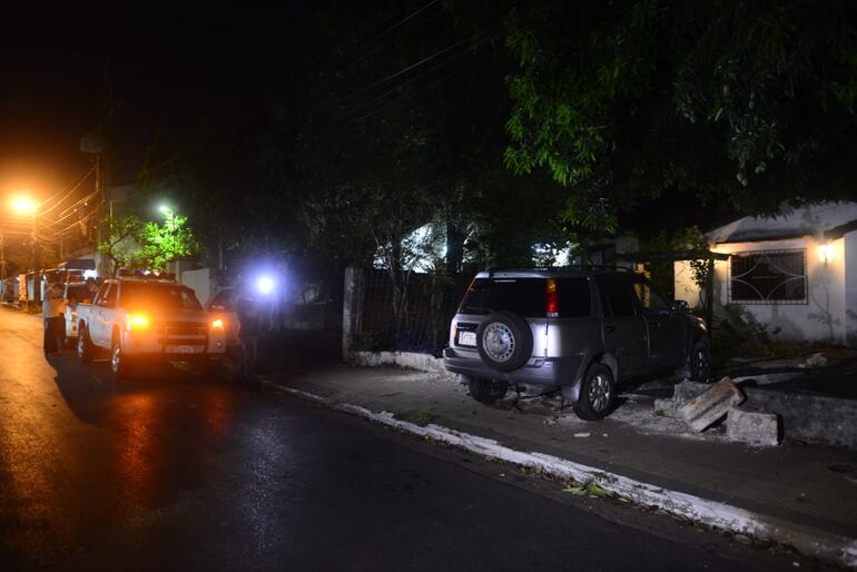 Así quedó la camioneta que chocó contra el muro de uno de los vecinos.