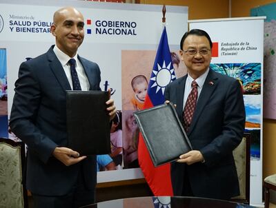 El ministro del Salud Julio Mazzoleni y el embajador de Taiwán, Diego L. Chou firmaron un acta de recepción para la entrega de un fondo de 3.200.000  dólares americanos,