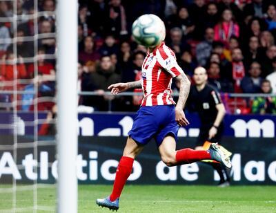 El delantero del Atlético de Madrid, Ángel Correa marca ante el Villarreal, en el  partido de ayer de la Liga Santander.
