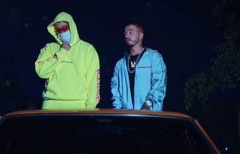Bad Bunny y J Balvin en el vídeo de la canción "Qué pretendes".