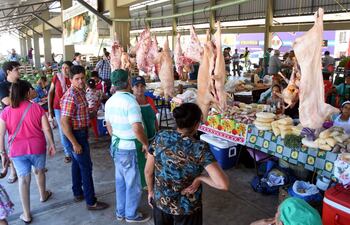 en-la-feria-se-consiguen-entre-otras-cosas-la-gallina-casera-a-g-30-000-el-poroto-a-g-5-000-el-kilo-la-banana-de-oro-a-g-5-000-la-docena-y-el-222542000000-1536594.jpg