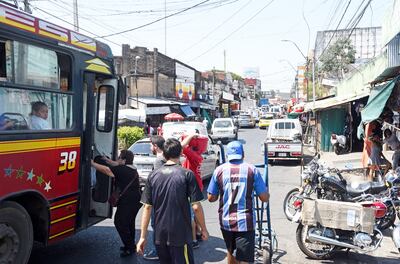 Normalmente, estibadores, vendedores ambulantes y tiendas comerciales trabajaron ayer.
