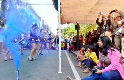Las bailarinas muestran su habilidad frente al palco que se ubicó frente al Oratorio de la Virgen de la Asunción y Panteón de los Héroes. Fue una fiesta total seguida por mucha gente.