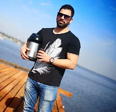 Nelson Agüero (28) es el creador de un negocio que cambia la imagen de nuestra bebida oficial, agregándole funciones electrónicas.