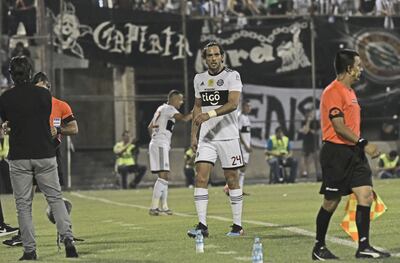 Roque Santa Cruz se retiró lesionado a los pocos minutos de iniciar el juego.