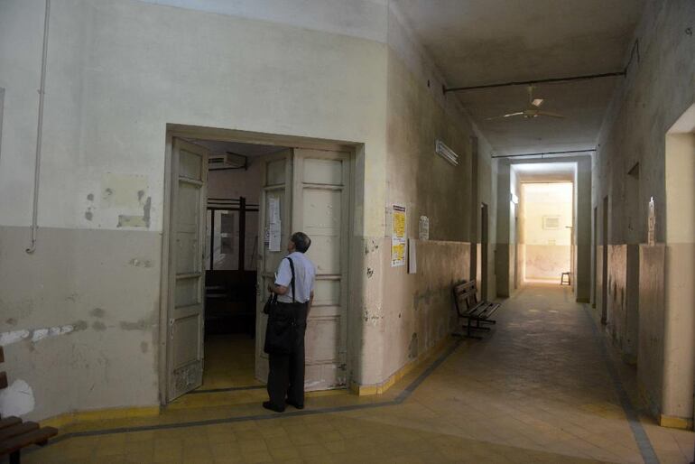 El. Dr. Addario mira parte de lo que fue la Primera Cátedra en el ex hospital de Clínicas . (Foto: Silvio Rojas, ABC Color)