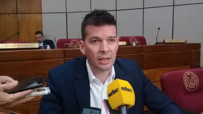 El senador colorado Sergio godoy durante la entrevista que brindo a los medios de prensa este martes en la Cámara de Senadores.