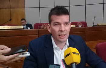 El senador colorado Sergio godoy durante la entrevista que brindo a los medios de prensa este martes en la Cámara de Senadores.