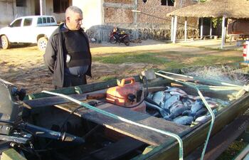 esta-es-la-embarcacion-con-pescado-de-la-que-se-incautaron-las-autoridades-en-una-zona-del-vertedero-de-la-central-hidroelectrica-de-yacyreta-eby--204223000000-1519976.jpg