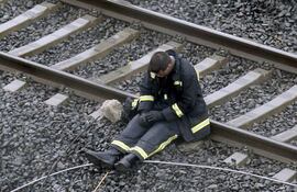 un-socorrista-cabizbajo-en-la-zona-del-desastre-del-tren-en-santiago-efe-210817000000-584121.jpg